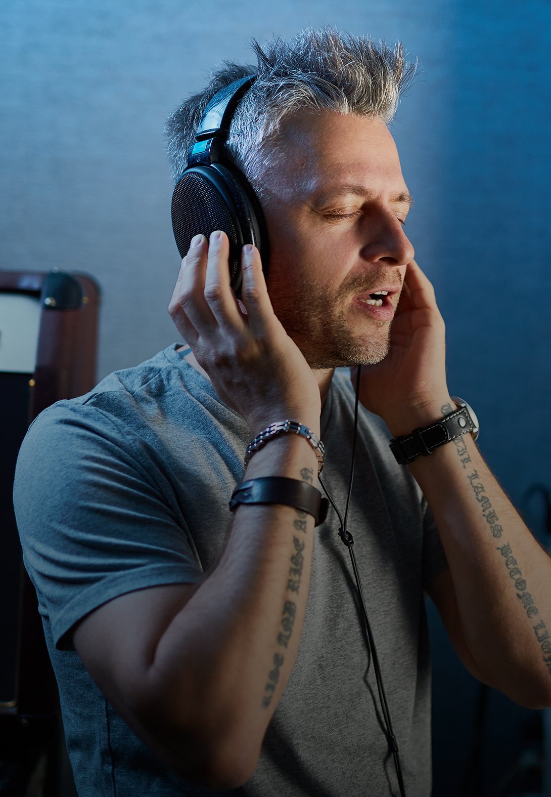 Using the wireless microphone in live performance